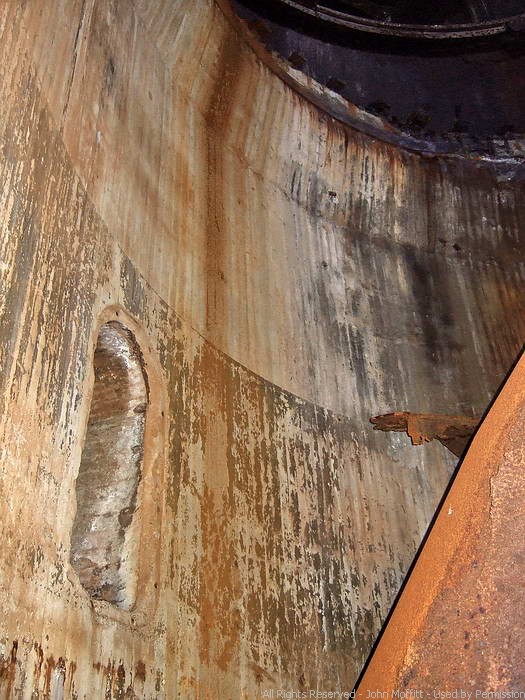 Battery Wilson - Bottom side wall of the turret with a portion of the rotating part visible at the top.